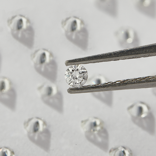 Round Shape Calibrated White Color Natural Diamond (0.90 - 1.10 mm) Shree Diamond Mfg