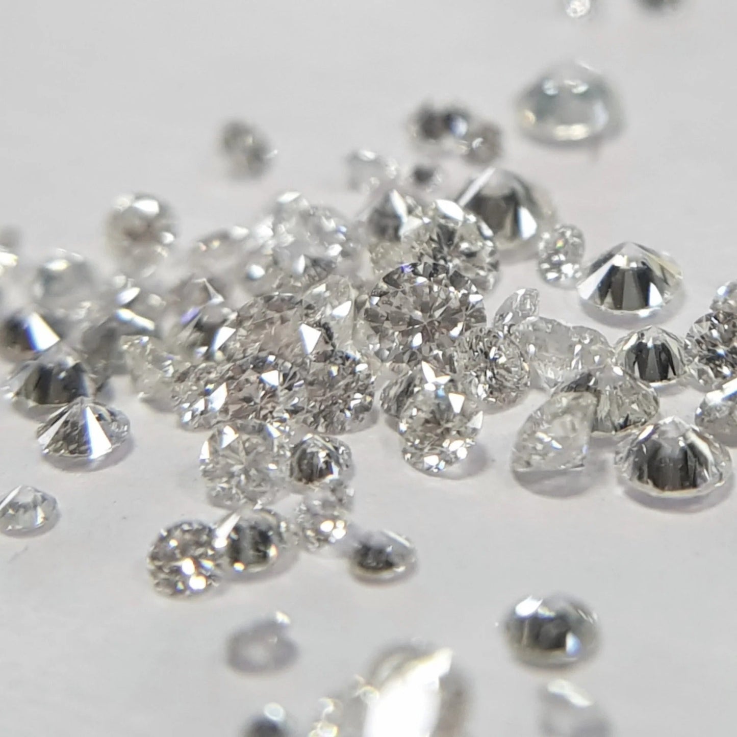 Round Shape Calibrated White Color Natural Diamond (0.90 - 1.10 mm) Shree Diamond Mfg