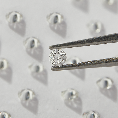 Round Shape Calibrated White Color Natural Diamond (0.90 - 1.10 mm)  Shree Diamond Mfg