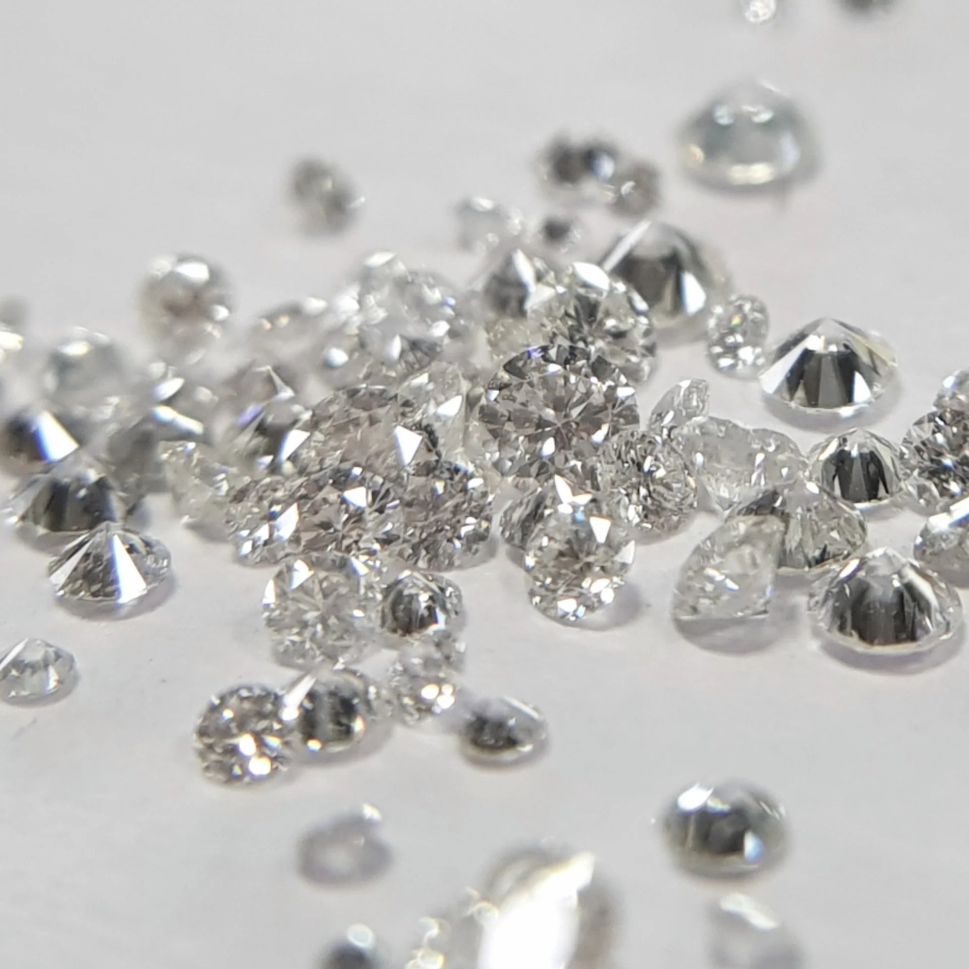 Round Shape Calibrated White Color Natural Diamond (0.90 - 1.10 mm)  Shree Diamond Mfg